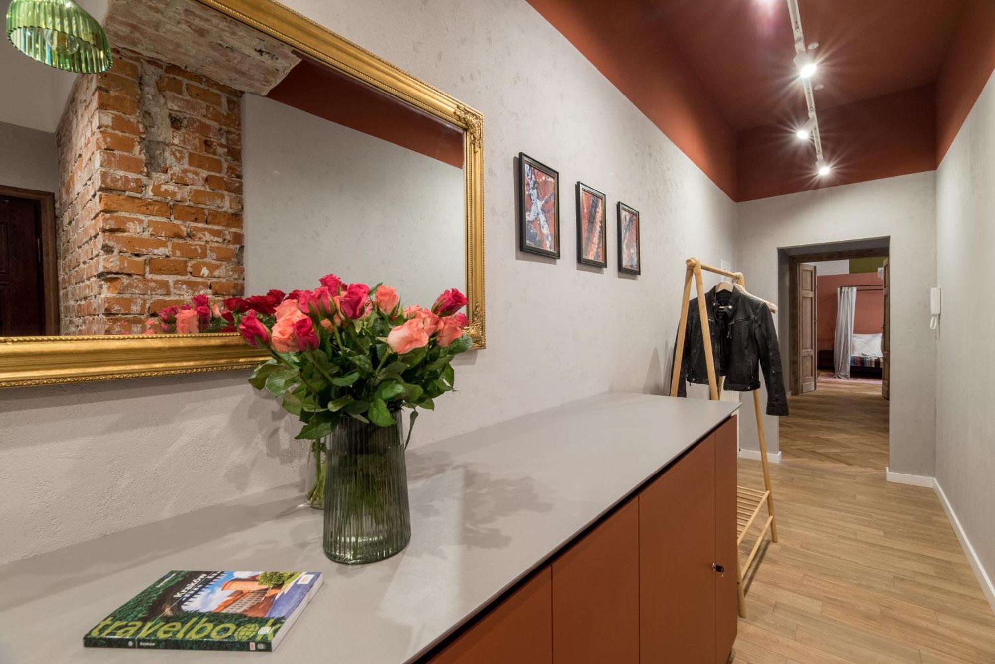 Apartment Quiet Luxury On Florianska Krakow